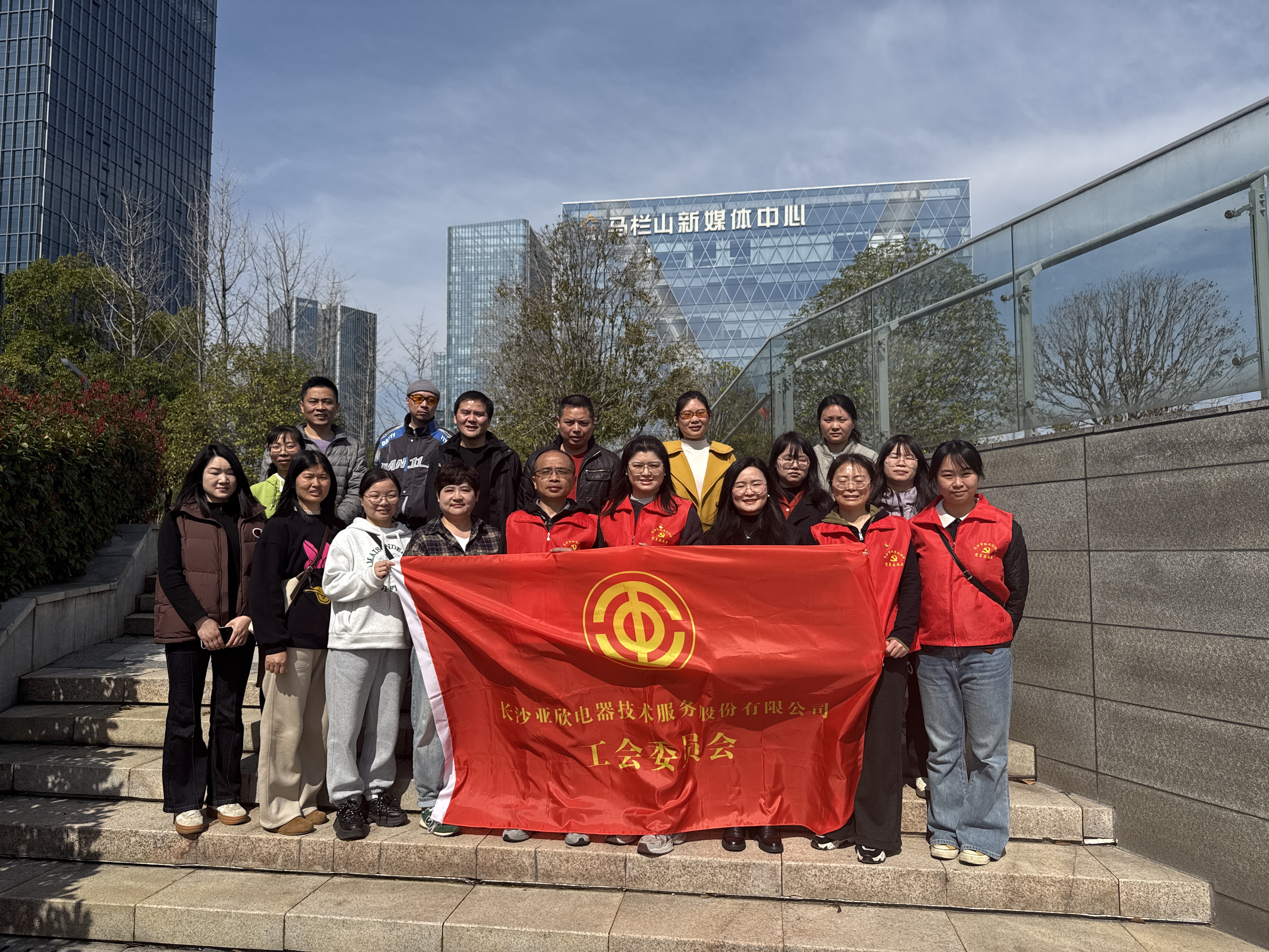 传承雷锋薪火助力绿色环卫——长沙tyc86太阳集团电器起劲加入学雷锋公益活动
